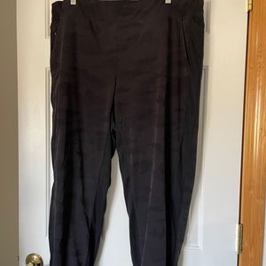 Lined Brooklyn Camo Jogger size 18 black